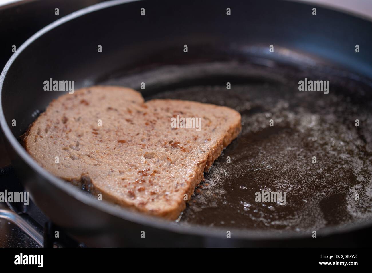 Faire du pain grillé. Faire griller la friture dans une poêle Photo Stock Alamy