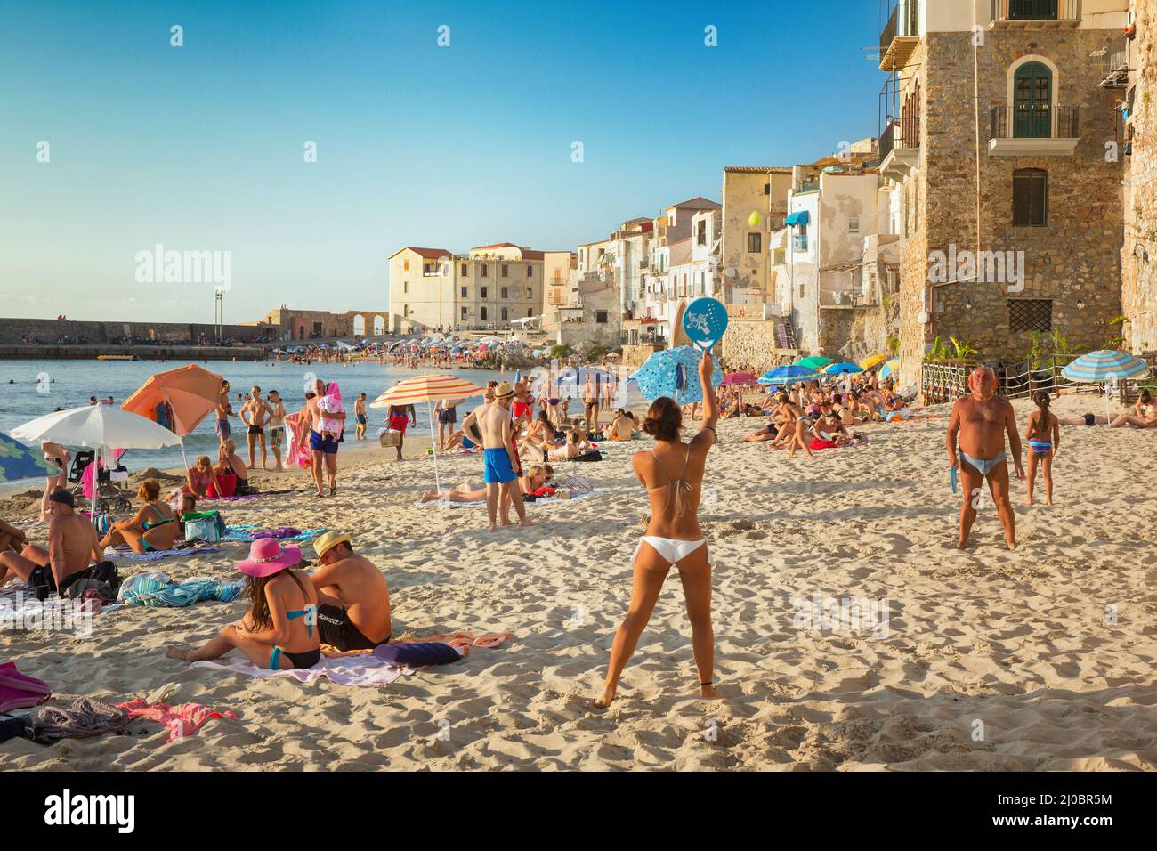 Personnes non identifiées sur la plage de sable de Cefalu, Sicile, Italie Banque D'Images