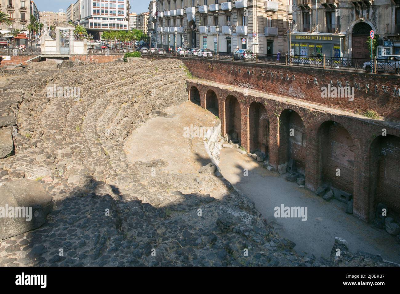 Vestiges de l'amphithéâtre romain dans le centre historique de Catane, île de Sicile, Italie Banque D'Images