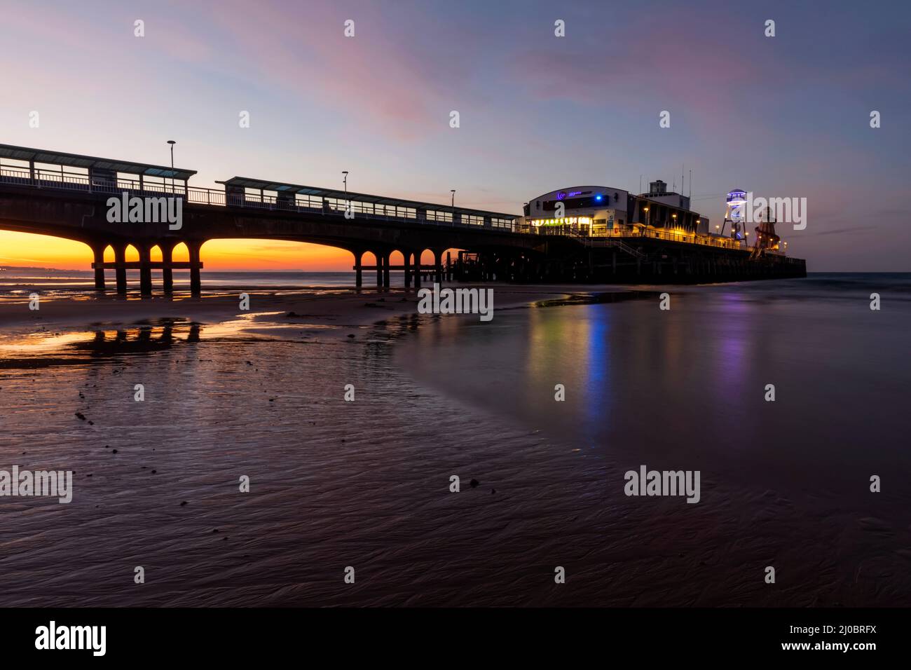 Angleterre, Dorset, Bournemouth, Bournmouth Beach et Pier at Dawn Banque D'Images
