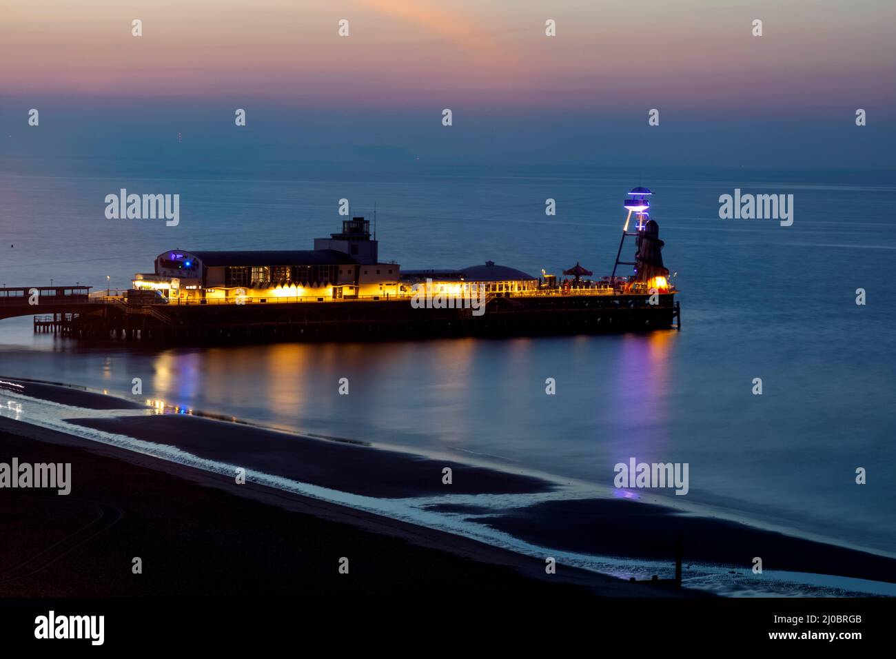 Angleterre, Dorset, Bournemouth, Bournmouth Beach et Pier at Dawn Banque D'Images