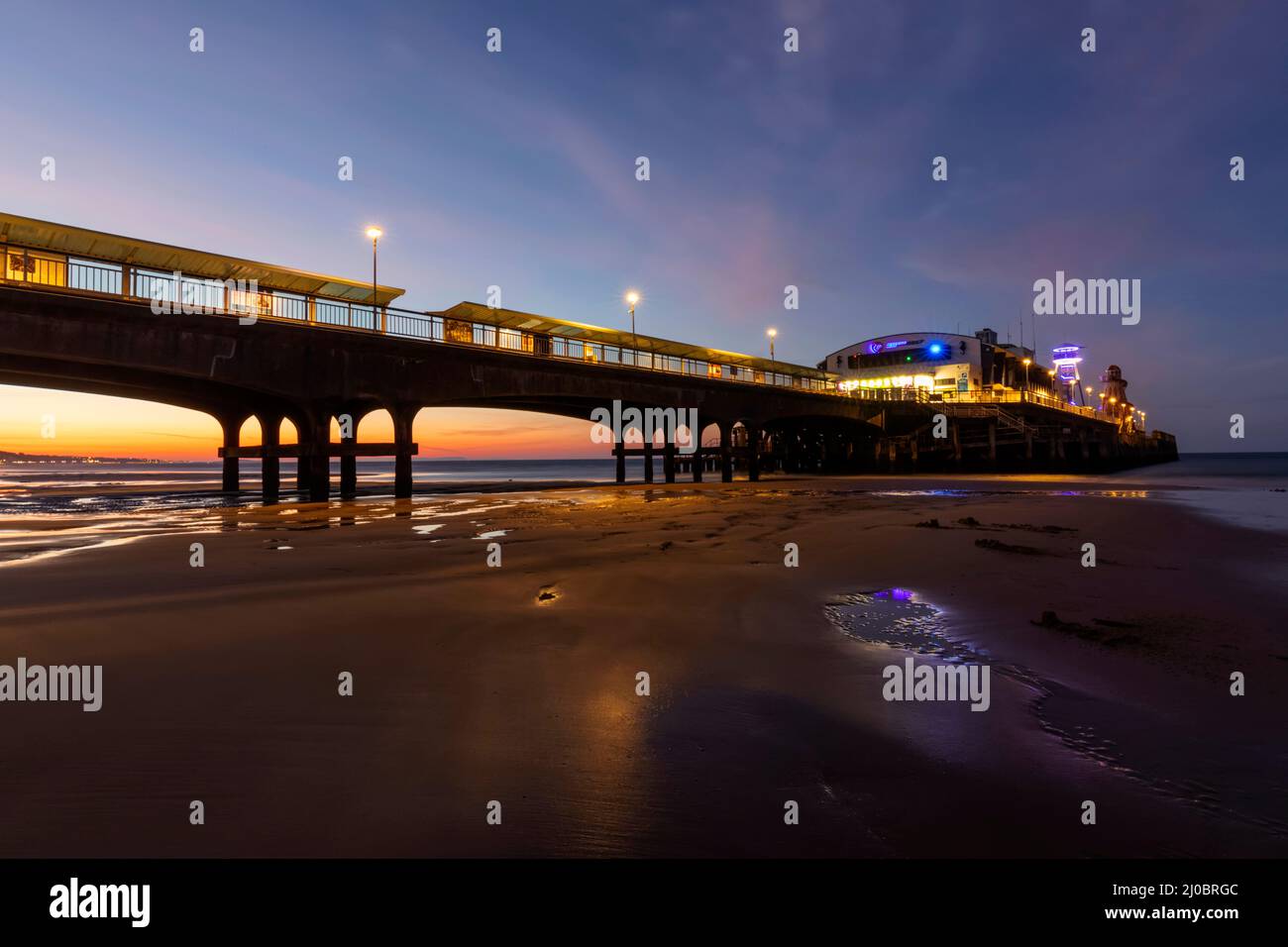 Angleterre, Dorset, Bournemouth, Bournmouth Beach et Pier at Dawn Banque D'Images