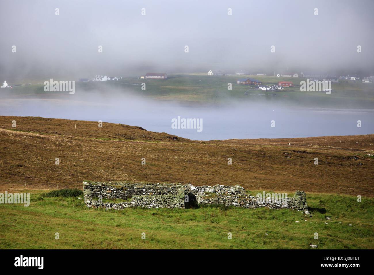 Zone rurale en brouillard matinal sur Unst Island, Shetland Islands, Écosse Banque D'Images