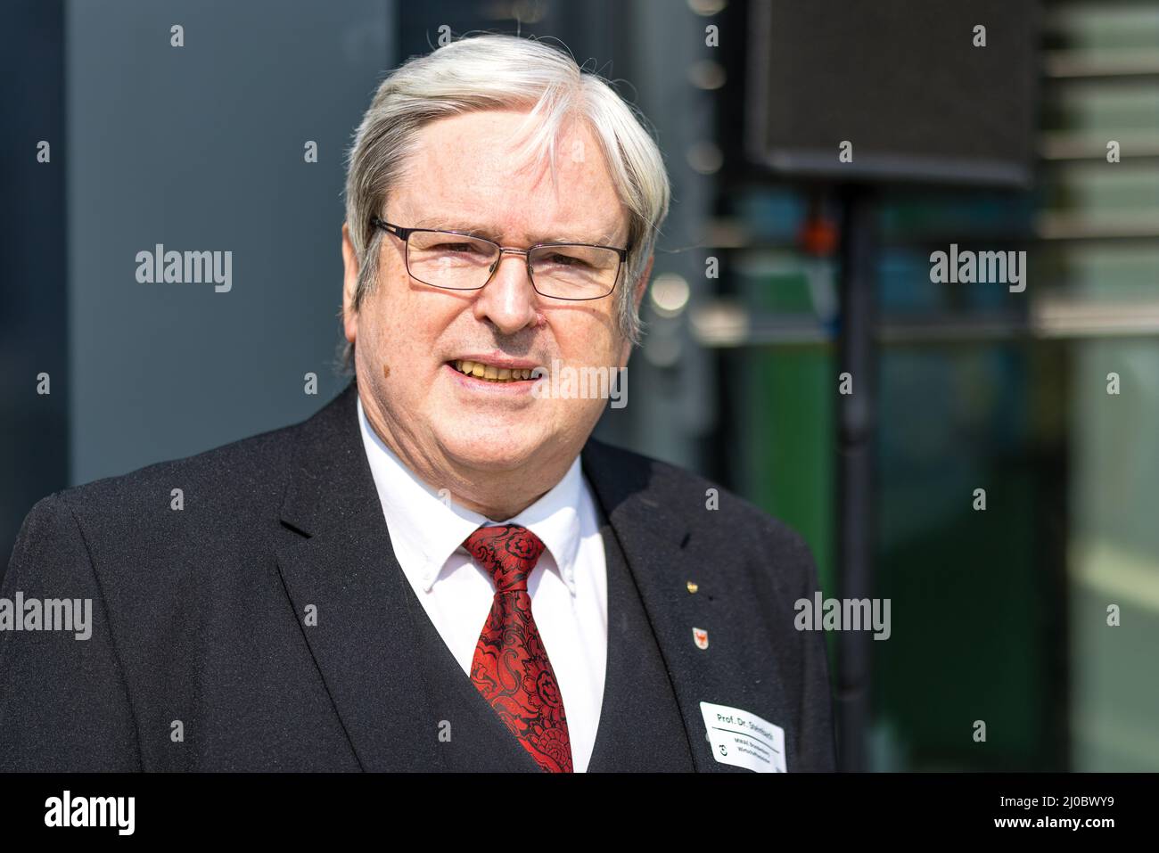 Cottbus, Allemagne. 18th mars 2022. Professeur Dr.-Ing Jörg Steinbach (SPD), ministre de l'économie de l'État de Brandebourg, se trouve en face de la gare de Cottbus. Un point d'information pour l'usine ferroviaire de Cottbus a été ouvert aujourd'hui à la gare principale de Cottbus. Les premiers TRAINS ICE seront desservis à l'usine ferroviaire, qui est actuellement en construction, à partir de 2024. Credit: Frank Hammerschmidt/dpa/Alay Live News Banque D'Images