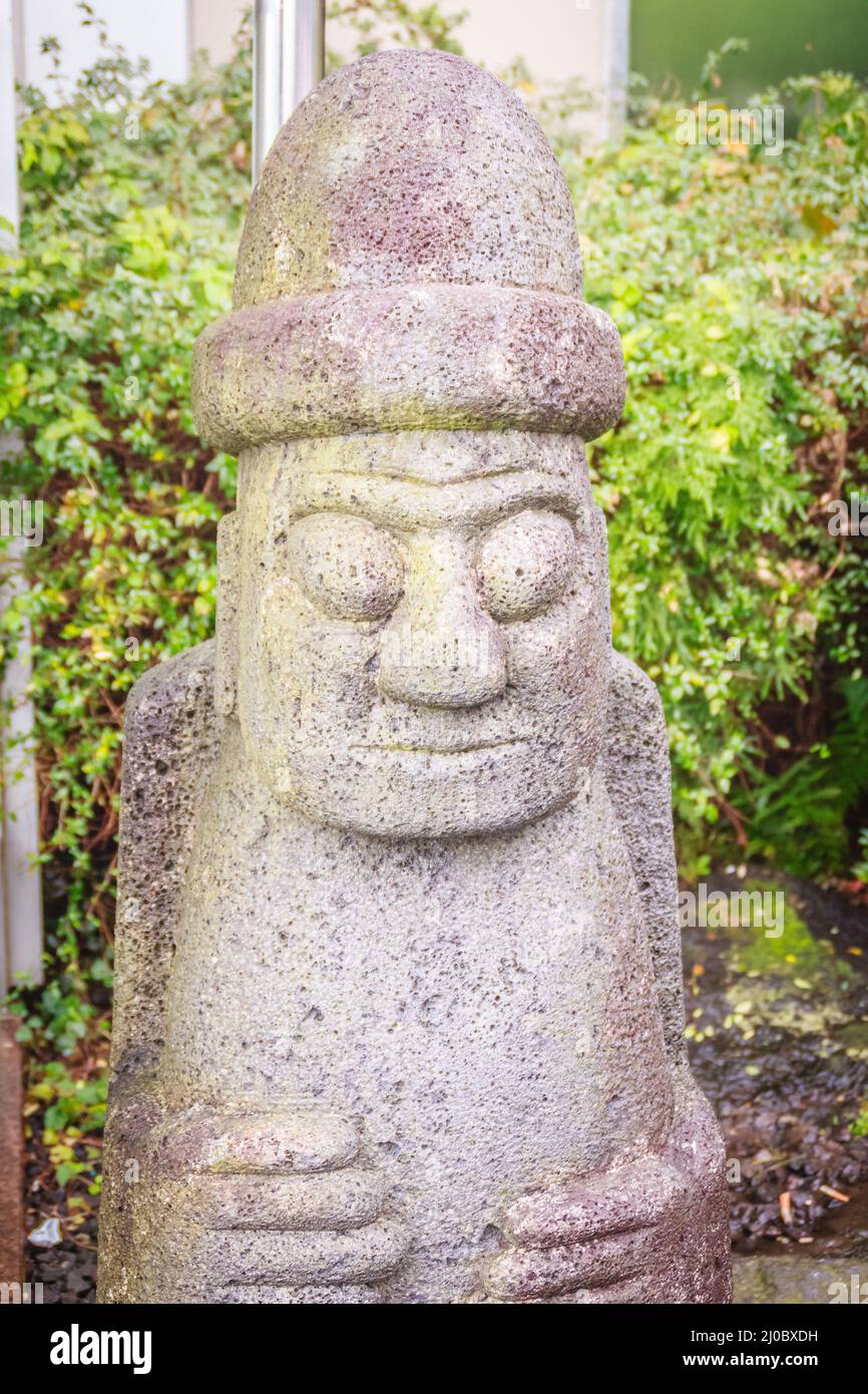 Face rapprochée de l'idole de pierre (Dolharubang, les pierres de grand-père) près de la rue piétonne de Jeju, île de Jeju, Corée du Sud Banque D'Images