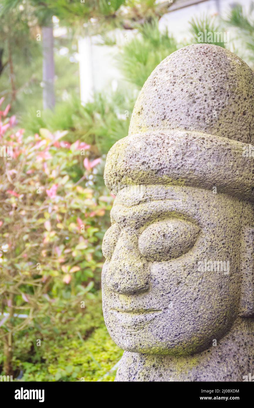 Face rapprochée de l'idole de pierre (Dolharubang, les pierres de grand-père) près de la rue piétonne de Jeju, île de Jeju, Corée du Sud Banque D'Images