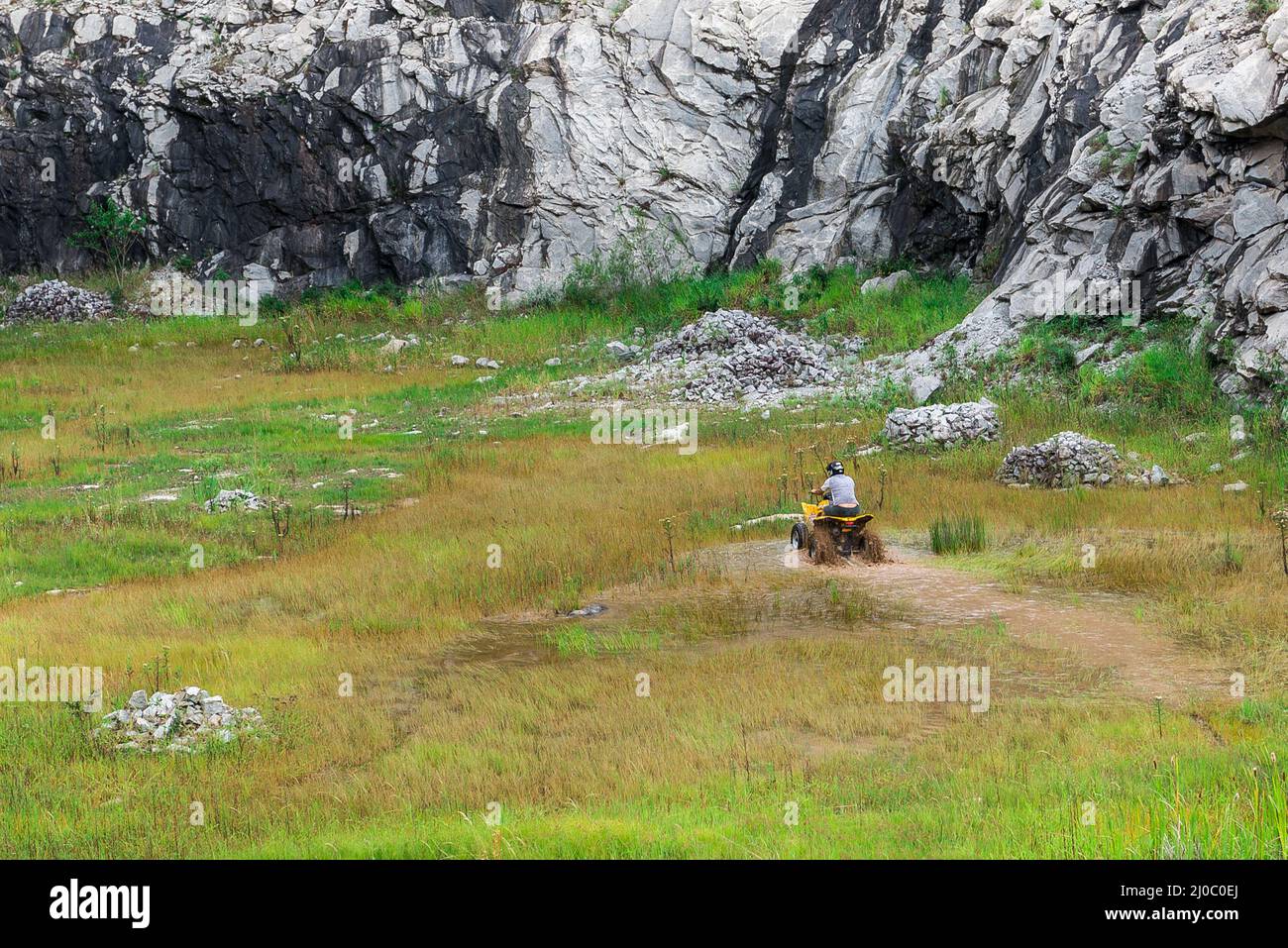Dans la nature de l'homme jouissant d'un off road quad Banque D'Images