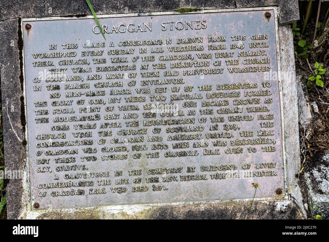 Une plaque marquant les pierres de Cragan, un endroit où les Dissenters se sont rencontrés pour le culte en plein air au 19th siècle à Cragan, Moray, Écosse, Royaume-Uni. Banque D'Images