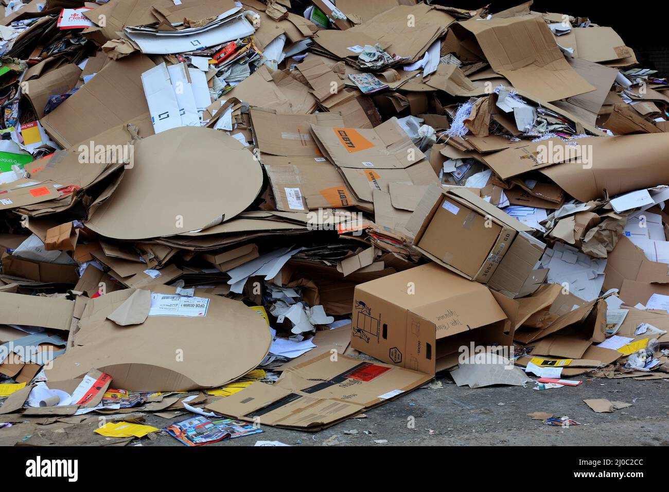 Altpaper für Recycling auf einer Deponie / déchets de papier pour le recyclage dans une décharge Banque D'Images