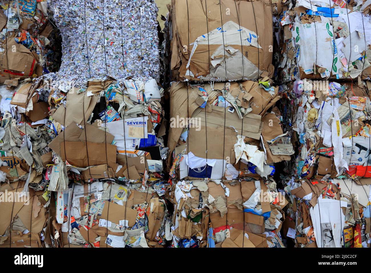 Altpaper für Recycling auf einer Deponie / déchets de papier pour le  recyclage dans une décharge Photo Stock - Alamy