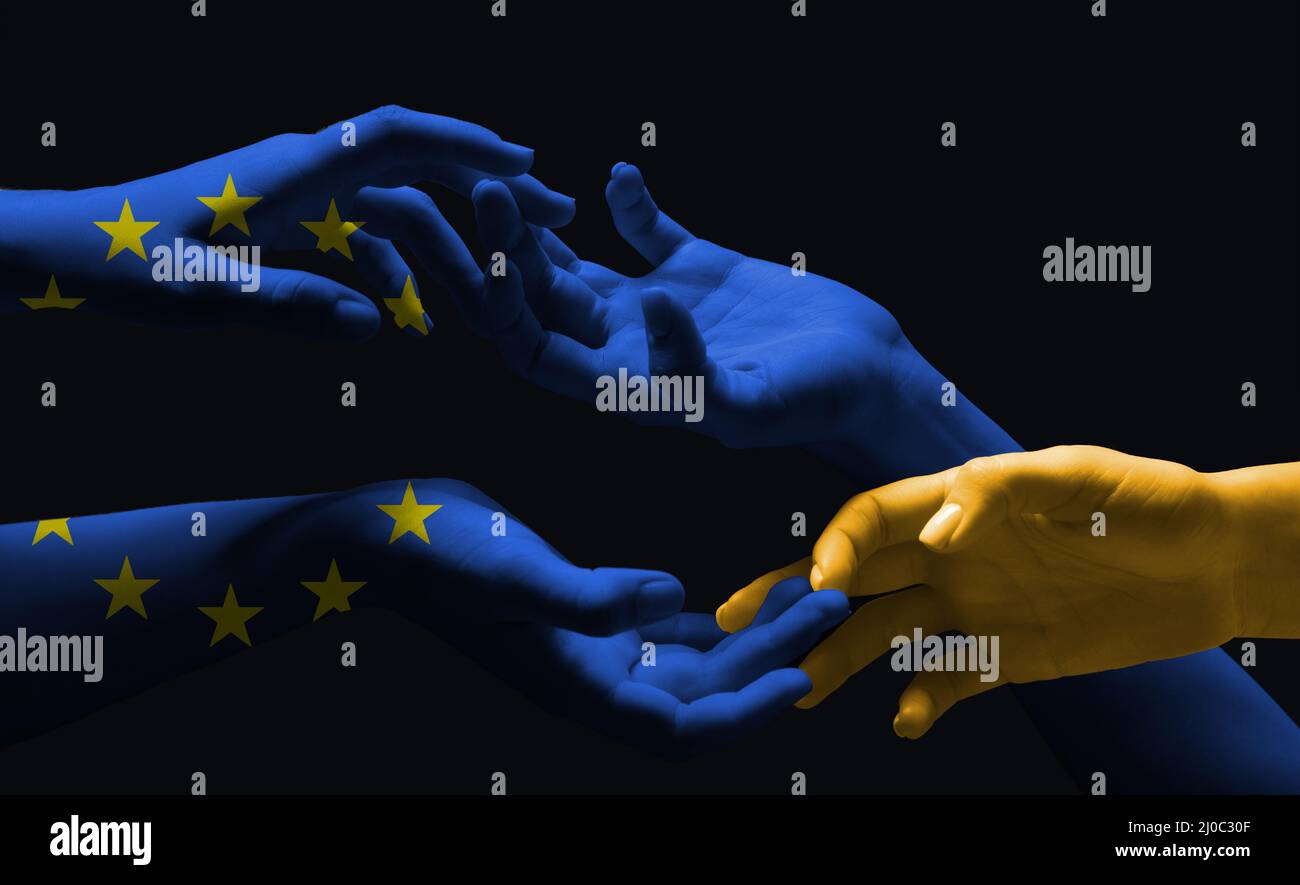 Peint en bleu drapeau de l'UE et de couleurs bleu-jaune des mains du drapeau ukrainien se touchant isolées sur fond sombre. Concept d'aide, support Banque D'Images