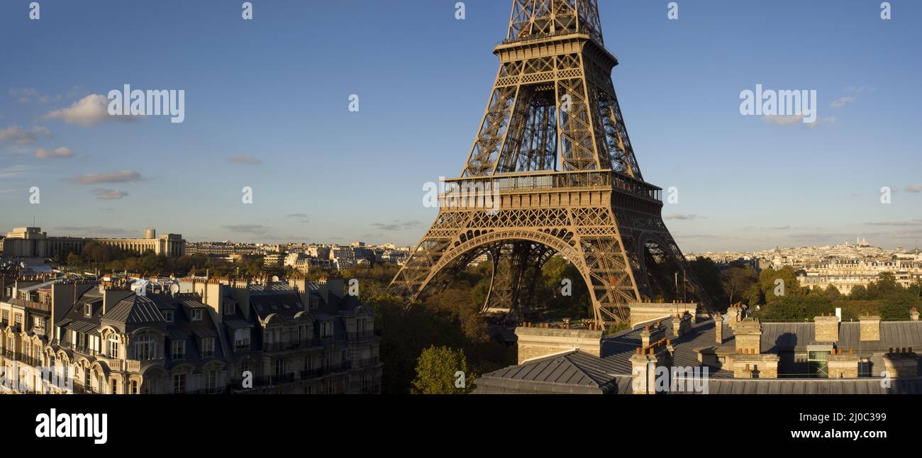 Vue en hauteur de la Tour Eiffel pendant la journée, Paris, France. Banque D'Images