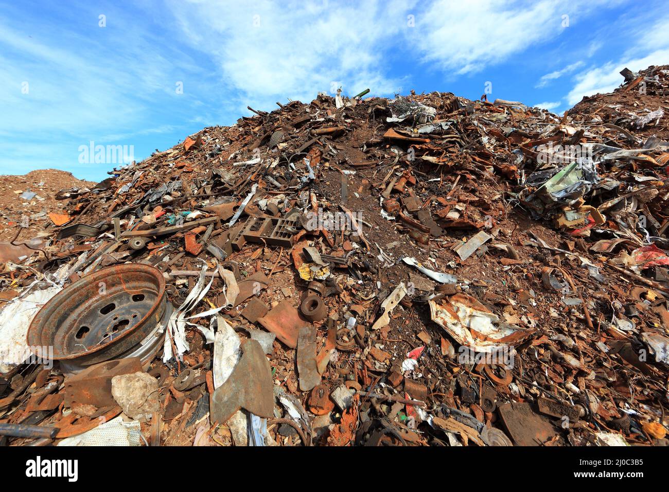 Verrostètes Altmetall auf einem Recyclinghof / ferraille rouillée dans une cour de recyclage Banque D'Images