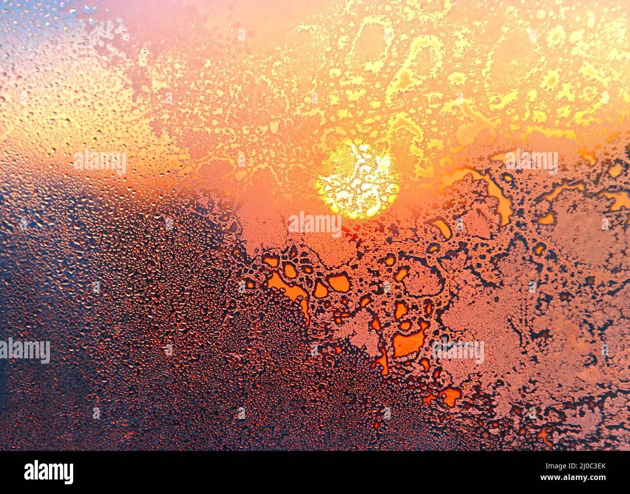 Nature fond avec motif de glace, plein soleil et gouttes d'eau sur la vitre d'hiver Banque D'Images