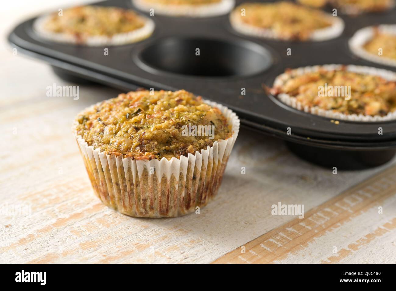 Muffins à faible teneur en glucides de légumes, sans gluten et sans lactose, en-cas végétalien pour une alimentation saine ou des aliments pour les doigts pour une fête, concentration sélectionnée, profondeur étroite de Banque D'Images