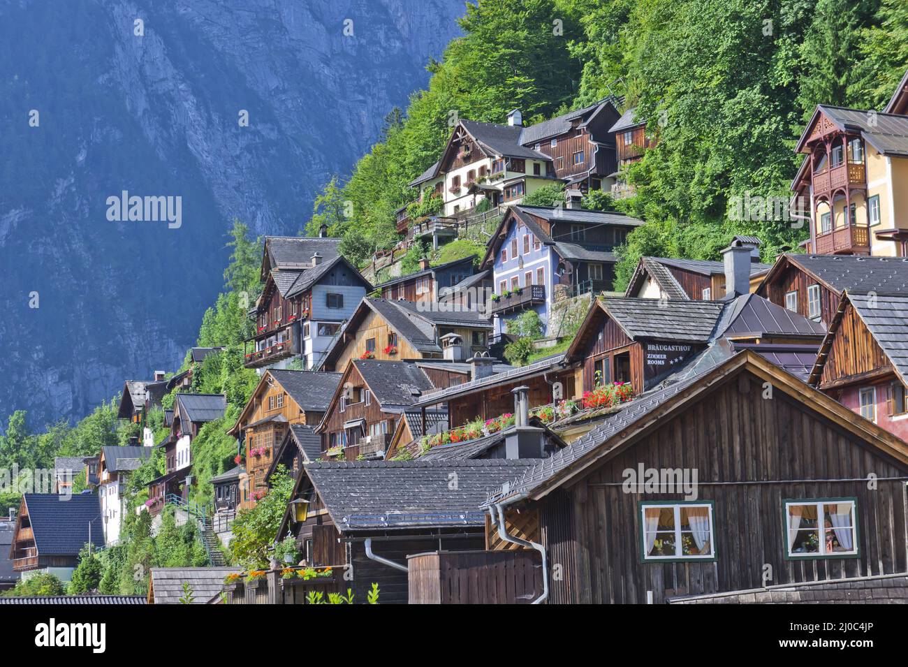 Hallstatt, Autriche, maisons traditionnelles en bois jusqu'à la colline Banque D'Images