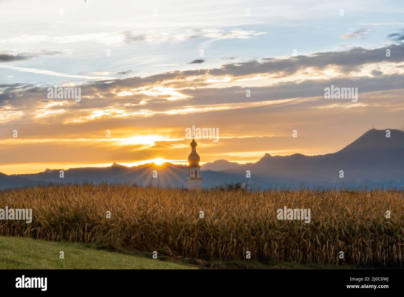 Sonnenaufgang - die Kirche von Saaldorf mit im hintergrund der Gaisberg im nahen Österreich - im Berchtesgadener Land, Rupertiwinkel, Oberbayern Banque D'Images