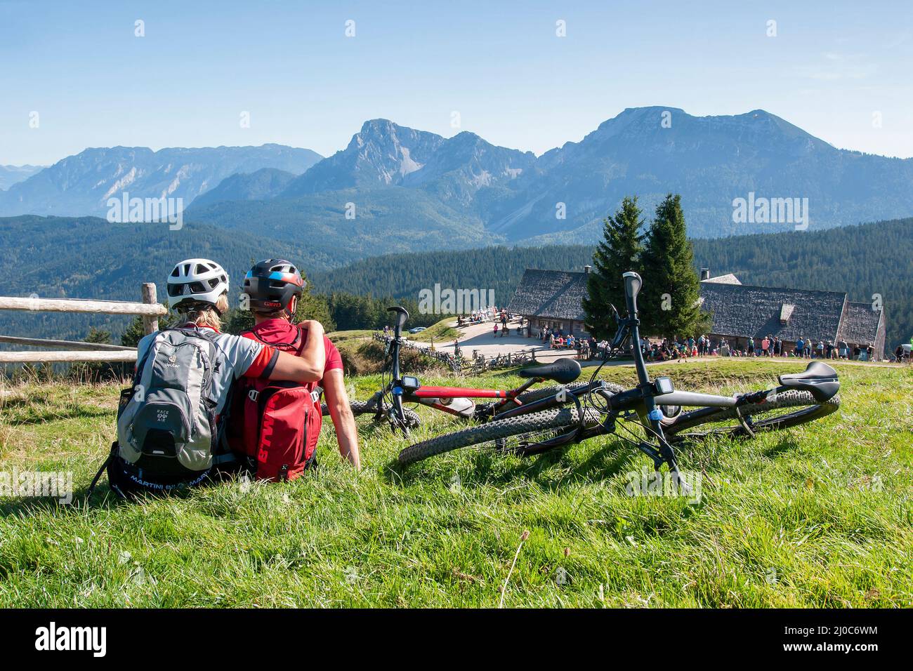 Die Stoißeralm auf dem Teisenberg (1334m) mit Hochstaufen und Zwiesel, Berchtesgaden Alpen (Bayern, Oberbayern, Berchtesgadener Land, Allemagne), ei Banque D'Images