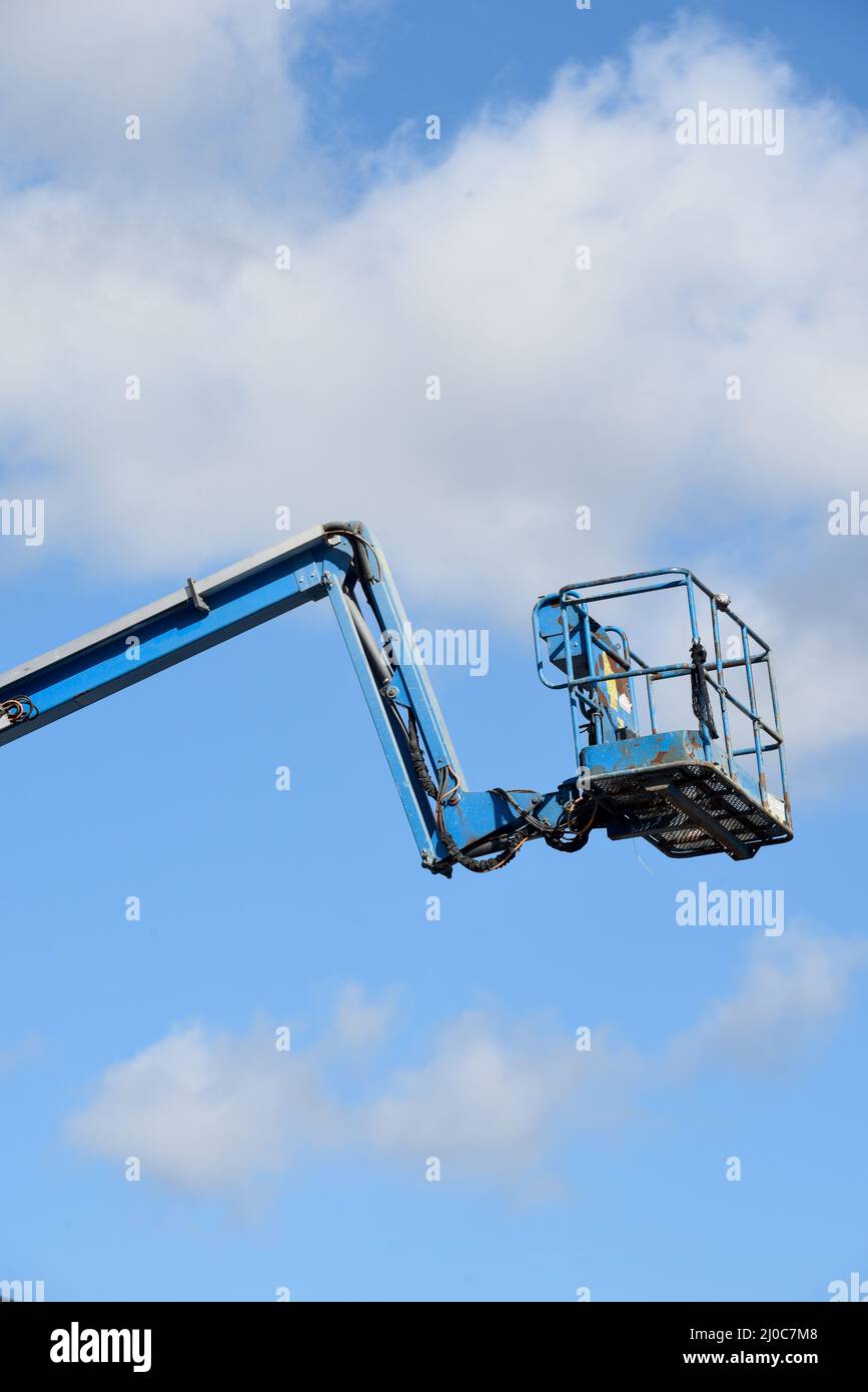 Plate-forme de levage de cueilleur de cerisier avec bras télescopique sur un chantier de construction pour atteindre les plus hauts niveaux dans l'industrie de la construction Banque D'Images