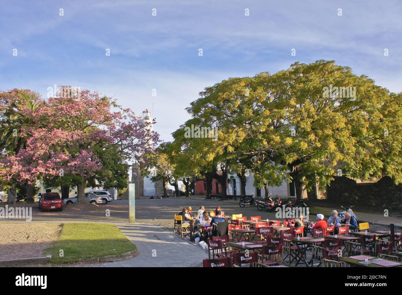 Colonia del Sacramento, Uruguay, les touristes boivent du café dans le café carré Banque D'Images