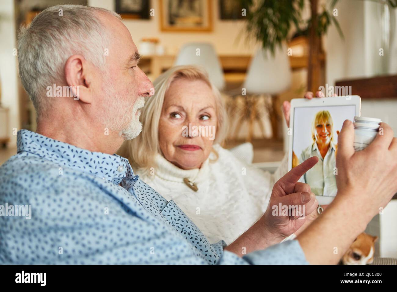 Couple senior en tant que patients sur l'ordinateur tablette lors d'une consultation en ligne avec un médecin Banque D'Images
