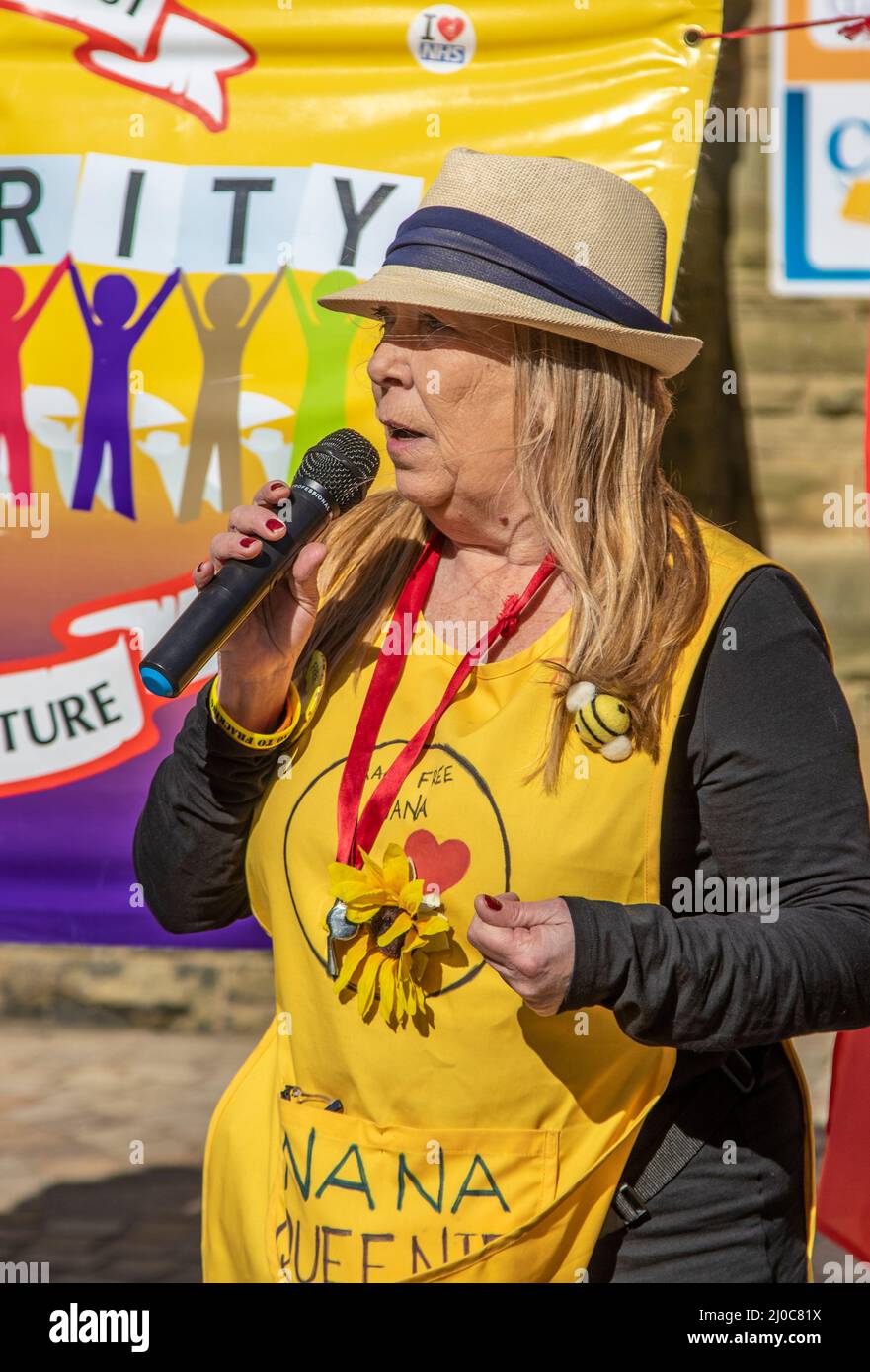 Nanas anti-fracking à Blackpool, Royaume-Uni. 18th mars 2022. Tina Rothery manifestations fait campagne contre les groupes gouvernementaux à Blackpool, dans le Lancashire. 18 mars 2022; Boris Johnson retournera aux jardins d'hiver de Blackpool, pour la conférence de printemps du Parti conservateur. L'arrivée des délégués pour deux jours de discours et de débat sera l'événement le plus marquant du nouveau complexe depuis la fin des travaux de rénovation. Crédit : MediaWorldImages/AlamyLiveNews Banque D'Images