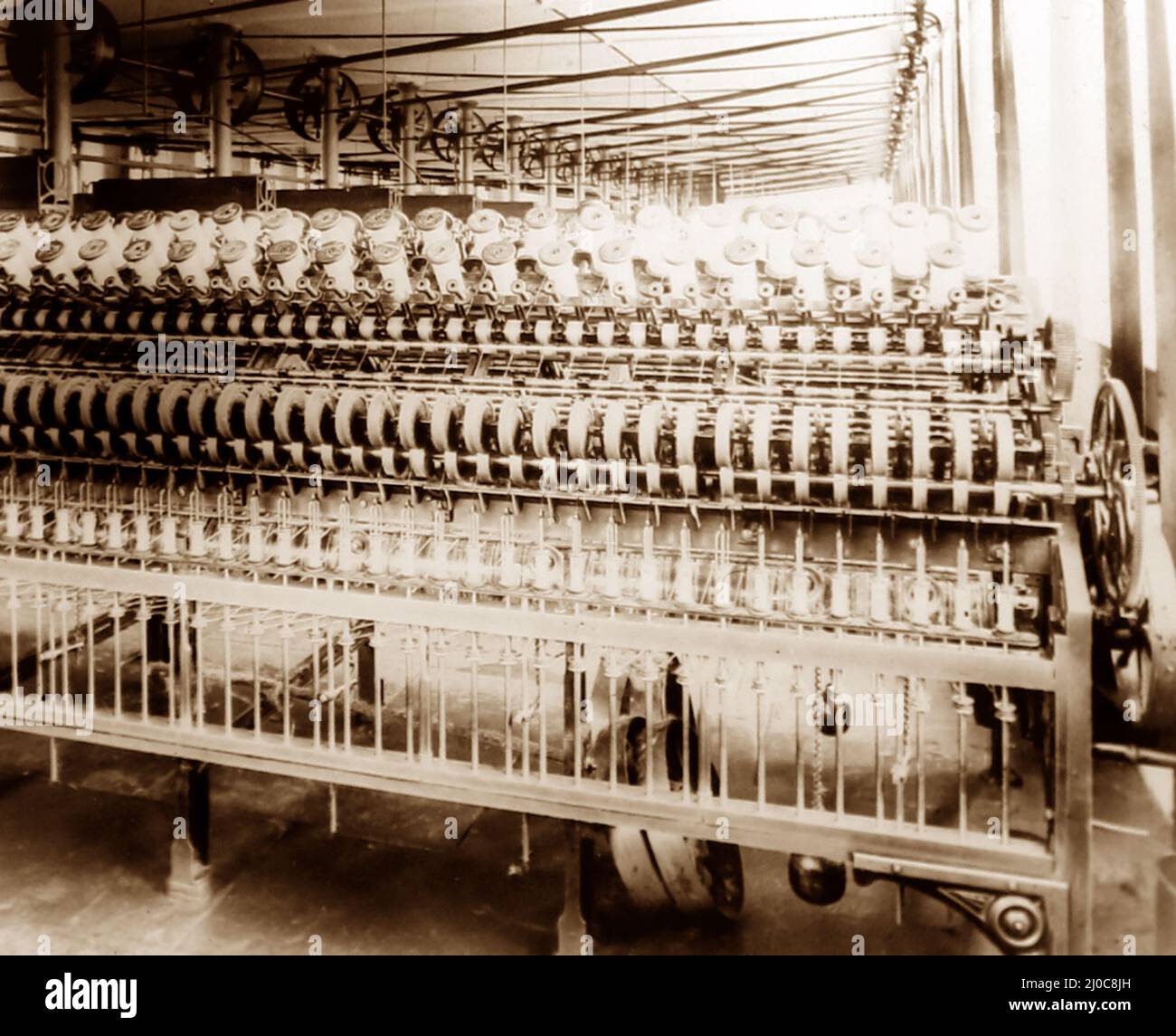 Volent cadre dans un moulin à laine à Bradford, dans le Yorkshire, à la fin de la période victorienne Banque D'Images Volent cadre dans un moulin à laine à Bradford, dans le Yorkshire, à la fin de la période victorienne Banque D'Images