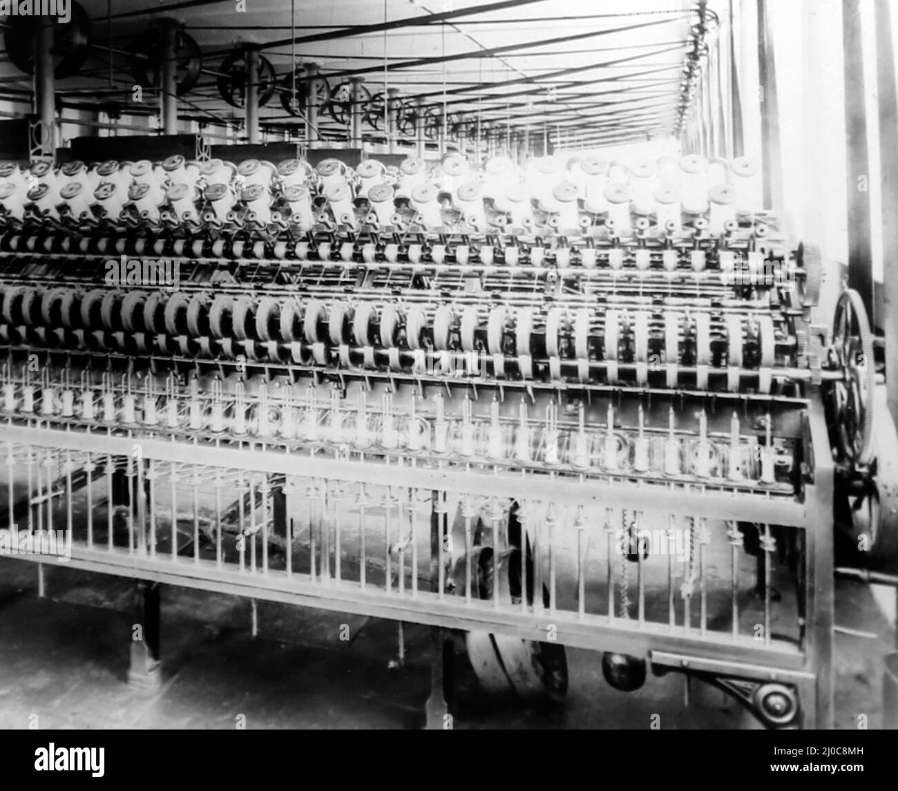 Volent cadre dans un moulin à laine à Bradford, dans le Yorkshire, à la fin de la période victorienne Banque D'Images Volent cadre dans un moulin à laine à Bradford, dans le Yorkshire, à la fin de la période victorienne Banque D'Images