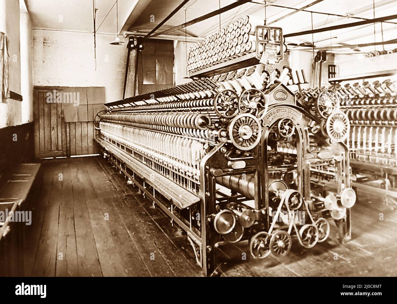 Cadre de rotation de cap dans un moulin à laine de Bradford, dans le Yorkshire, à la fin de la période victorienne Banque D'Images Cadre de rotation de cap dans un moulin à laine de Bradford, dans le Yorkshire, à la fin de la période victorienne Banque D'Images