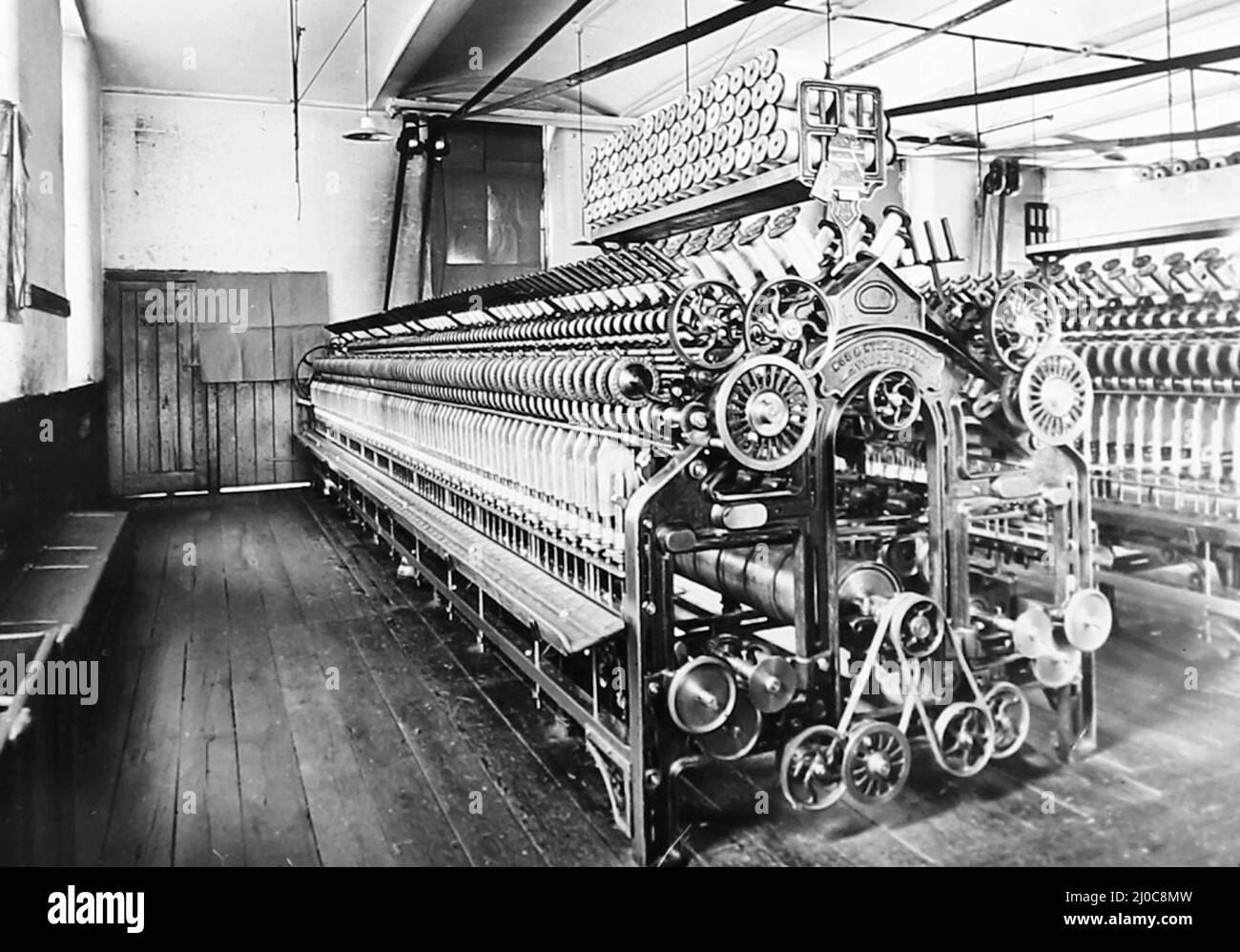 Cadre de rotation de cap dans un moulin à laine de Bradford, dans le Yorkshire, à la fin de la période victorienne Banque D'Images Cadre de rotation de cap dans un moulin à laine de Bradford, dans le Yorkshire, à la fin de la période victorienne Banque D'Images