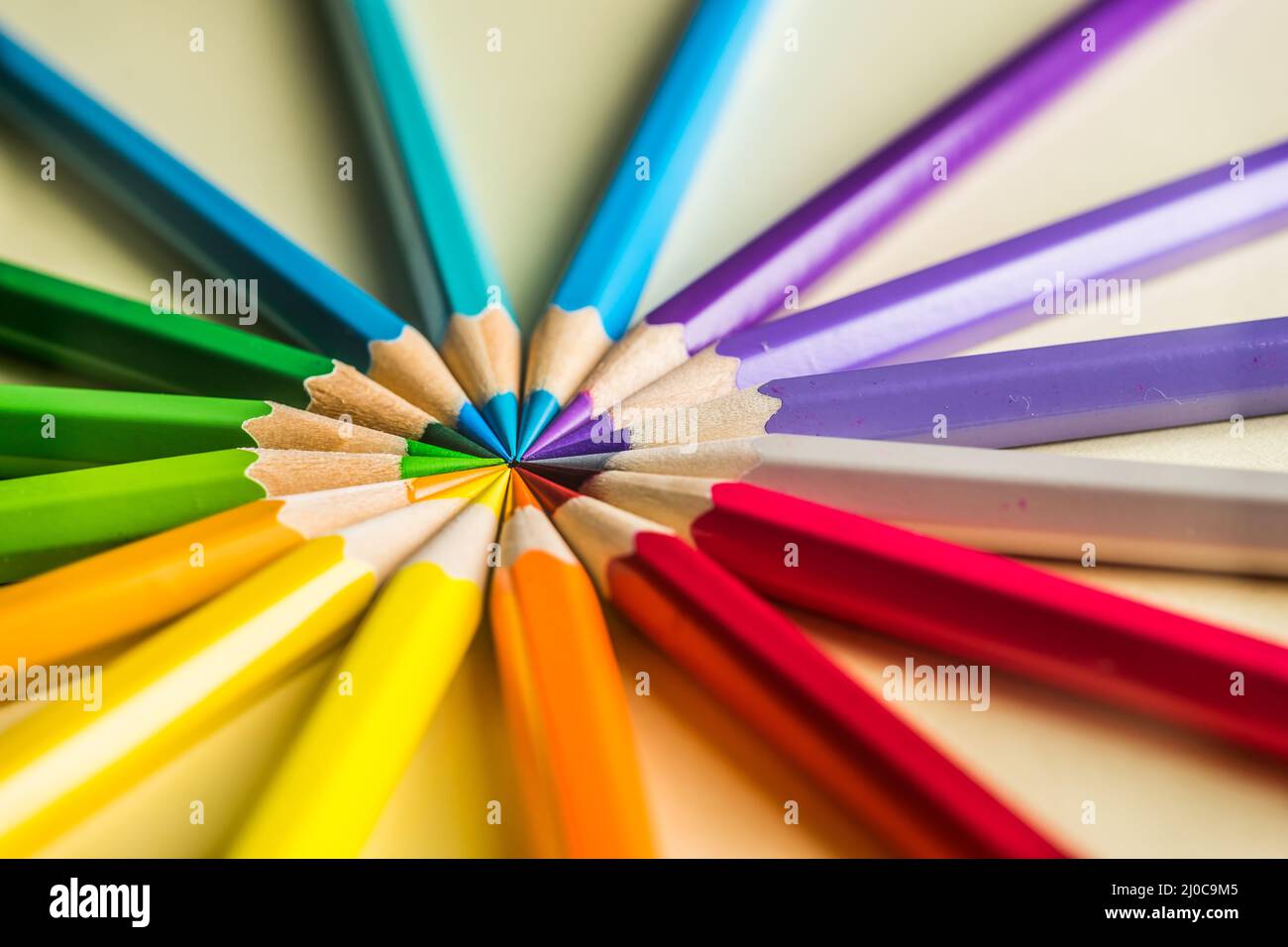 Business concept - vue de dessus du cercle de crayon de couleur sur fond de papier jaune Banque D'Images