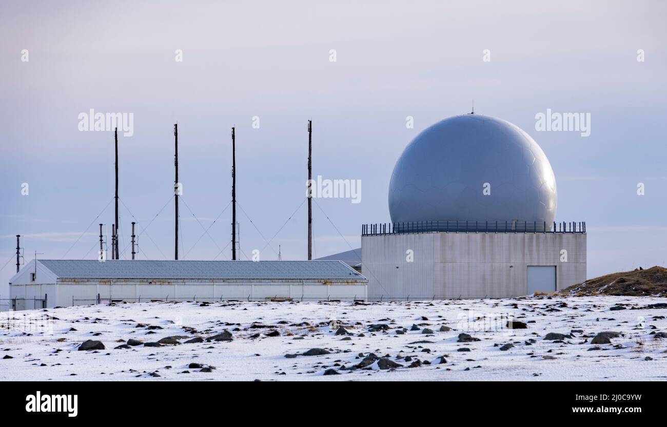 Ancienne station radar et radio de l'OTAN avec mâts et antennes de télécommunication, aujourd'hui radar ARSR civil pour le contrôle de la circulation aérienne, Stokknès, Islande Banque D'Images