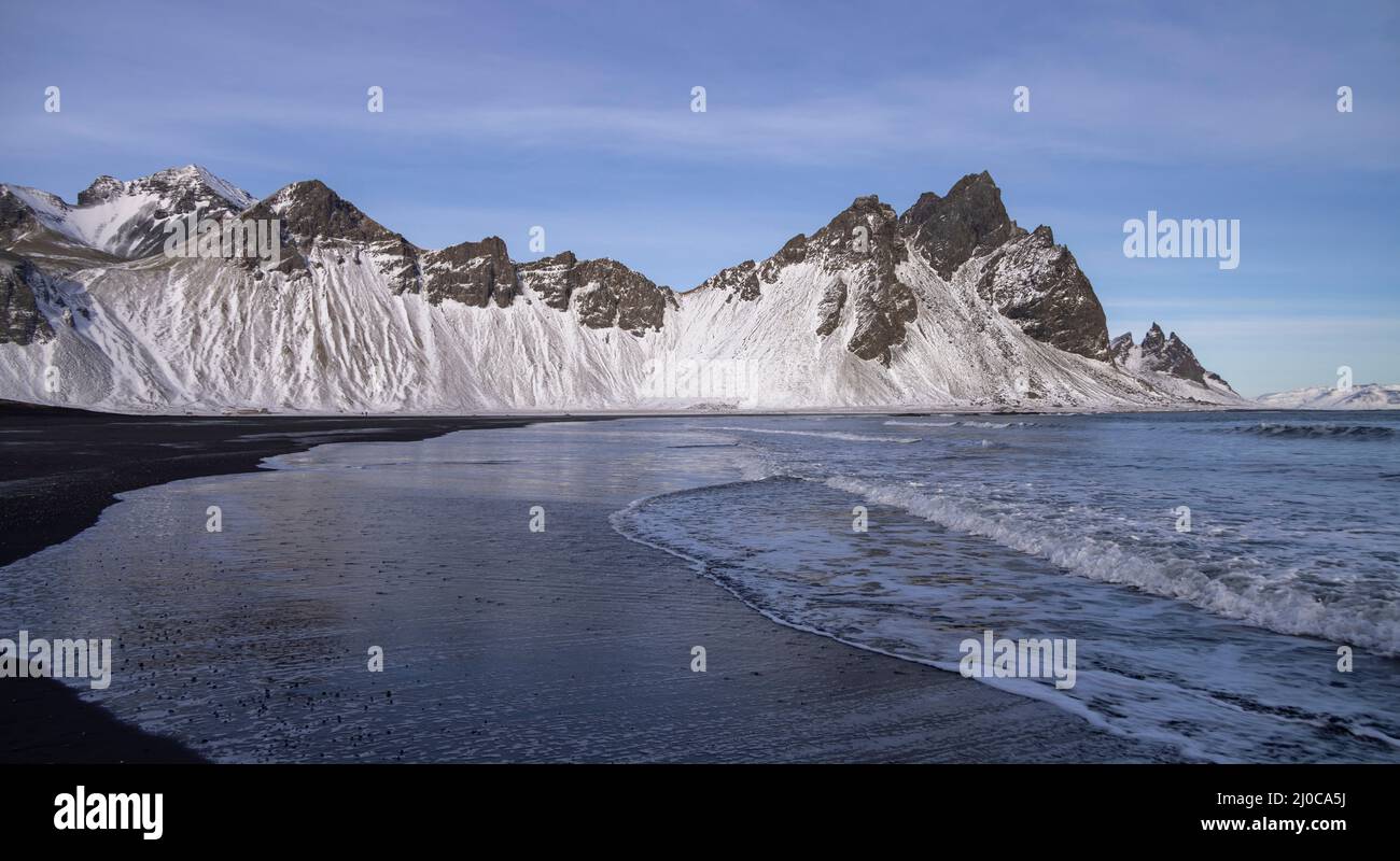 Montagne et dunes de Vestahorn, plage de sable noir et mer à Stokknes, Hornafjordur, Islande. Banque D'Images