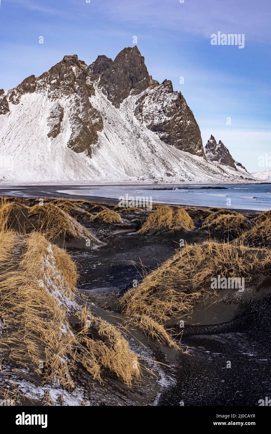 Montagne et dunes de Vestahorn, plage de sable noir et mer à Stokknes, Hornafjordur, Islande. Banque D'Images