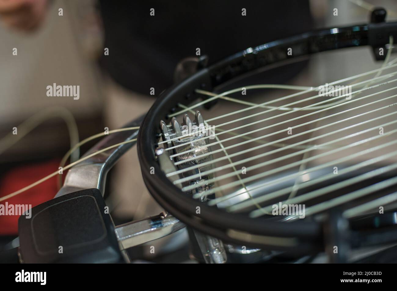 L'accroche de l'ouverture. Détail de la raquette de tennis dans la machine à élingage Banque D'Images