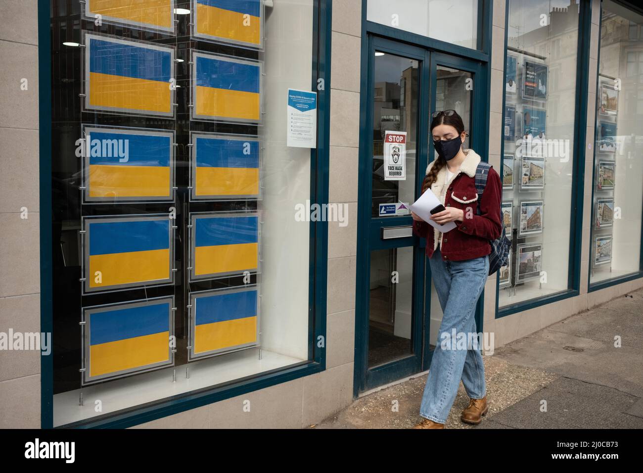 Glasgow, Royaume-Uni. 18 mars 2022. Les agents immobiliers du cityÕs West End montrent leur soutien à l'Ukraine alors qu'elle est envahie par la Russie, en affichant des drapeaux ukrainiens dans leurs fenêtres au lieu de listes de maisons, à Glasgow, au Royaume-Uni. 18 mars 2022. Crédit photo : Jeremy Sutton-Hibbert/Alay Live News. Banque D'Images