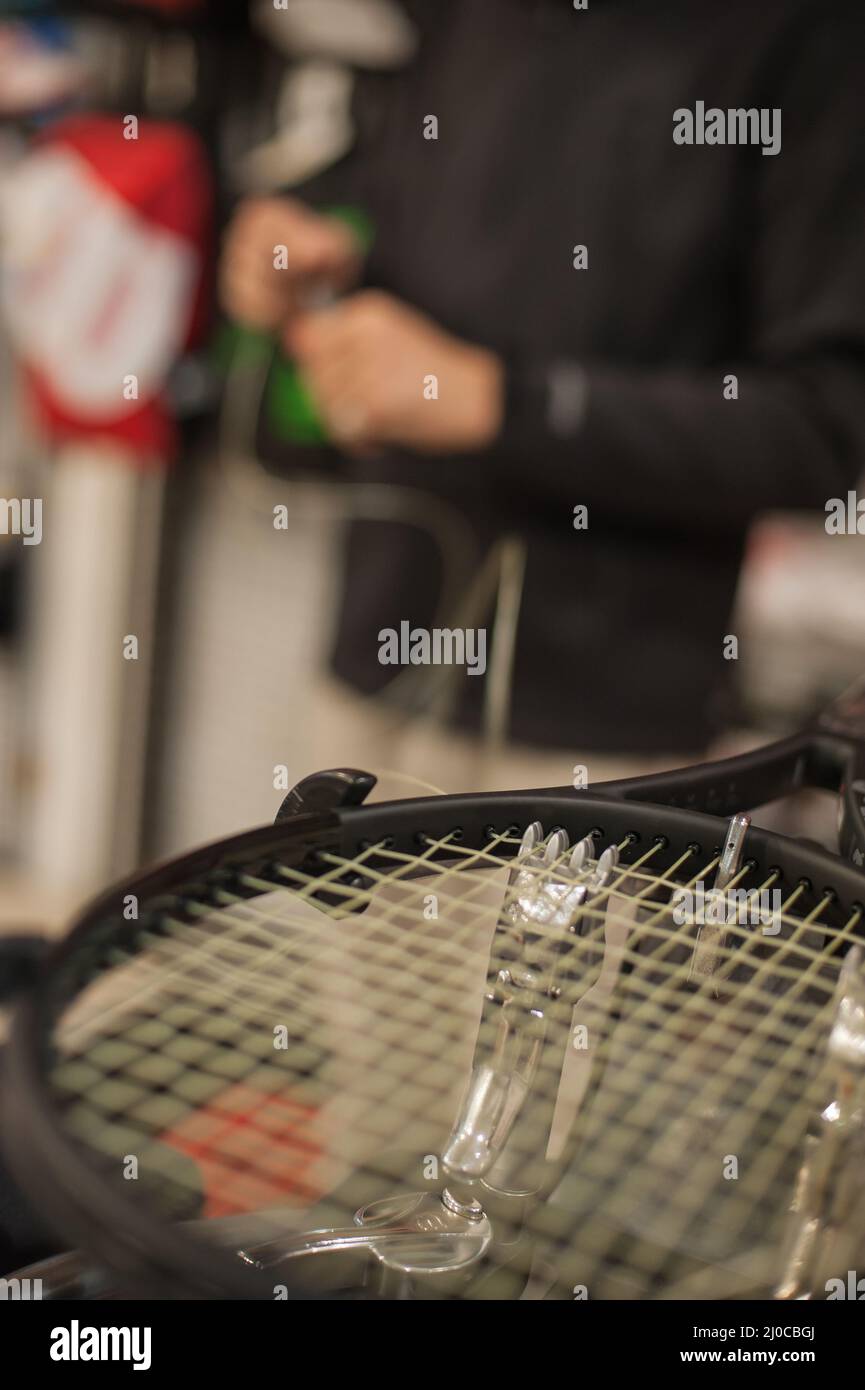 L'accroche de l'ouverture. Détail de la raquette de tennis dans la machine à élingage Banque D'Images