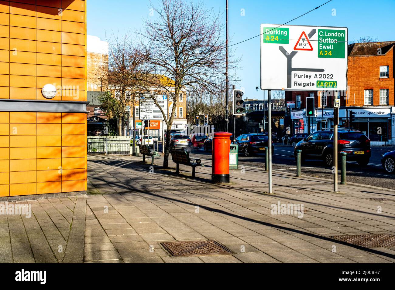 Epsom Surrey, Londres, Royaume-Uni, mars 18 2022, circulation en attente aux feux rouges sur la rue principale animée, panneau de signalisation et Blue Sky Banque D'Images