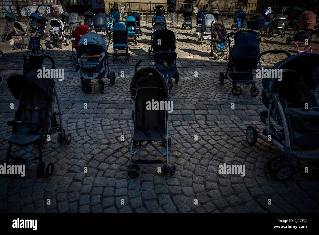 Lviv, Ukraine. 18th mars 2022. Des poussettes sont exposées pour le prix de  la liberté sur la place Rynok à Lviv, en Ukraine, le 18 mars 2022. Les  voitures d'enfants, qui représentent