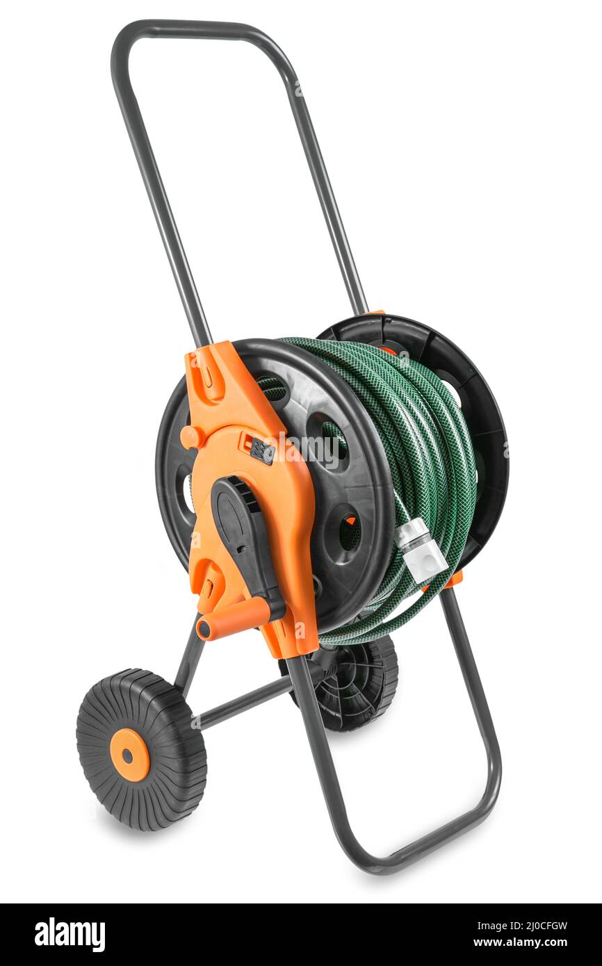 Tuyau d'arrosage de jardin sur la bobine isolée sur fond blanc Banque D'Images