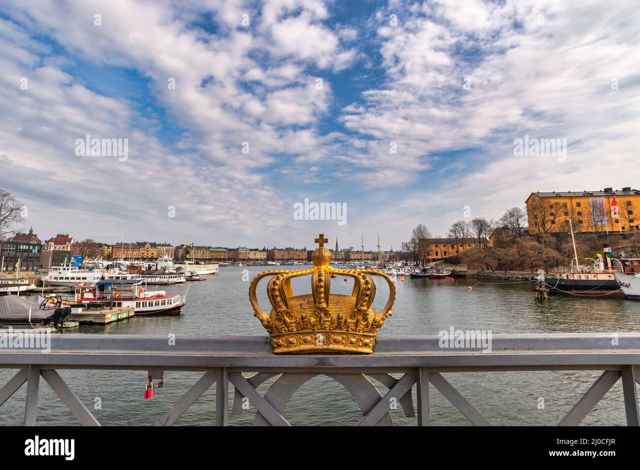 Stockholm Suède, horizon de la ville à Gamla Stan et Gilded Crown sur le pont de Skeppsholmsbron Banque D'Images