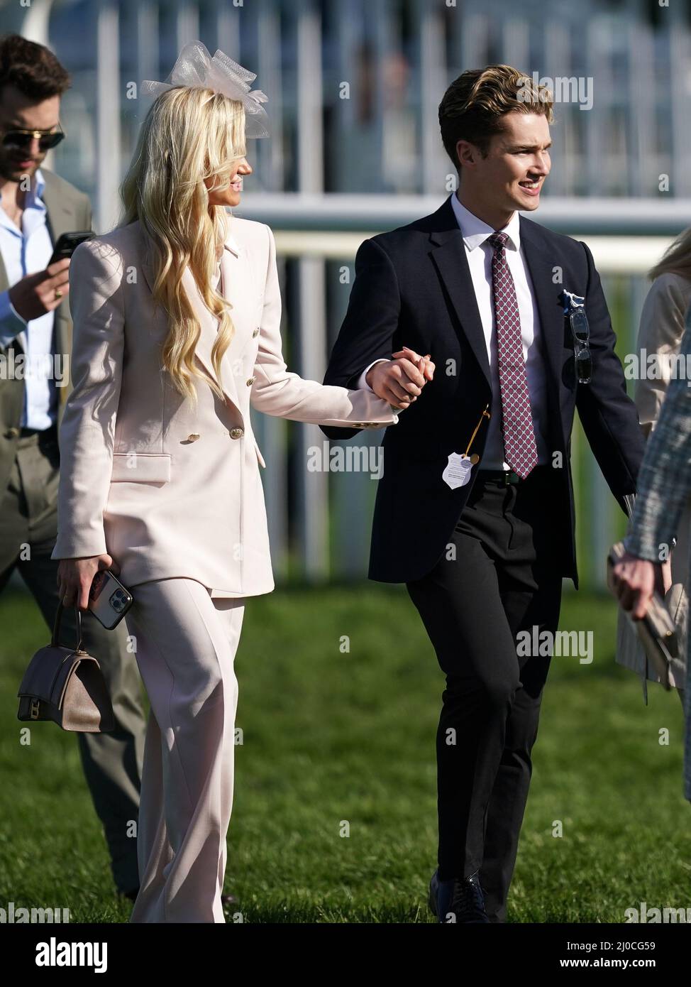 AJ Pritchard et Abbie Quinnen pendant le quatrième jour du festival de Cheltenham à l'hippodrome de Cheltenham. Date de la photo : vendredi 18 mars 2022. Banque D'Images