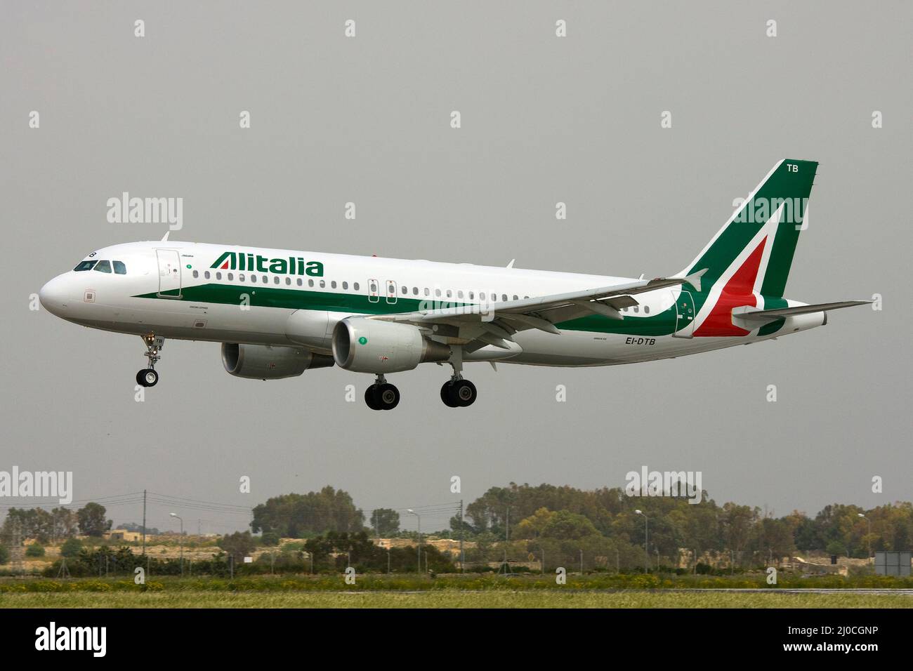 Alitalia Airbus A320-216 (REG: EI-DTB) piste d'atterrissage 31. Banque D'Images