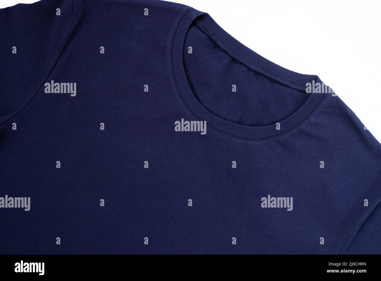 Maquette de t-shirt en coton bleu, isolée sur fond blanc. Gros plan du col pour le logo Banque D'Images