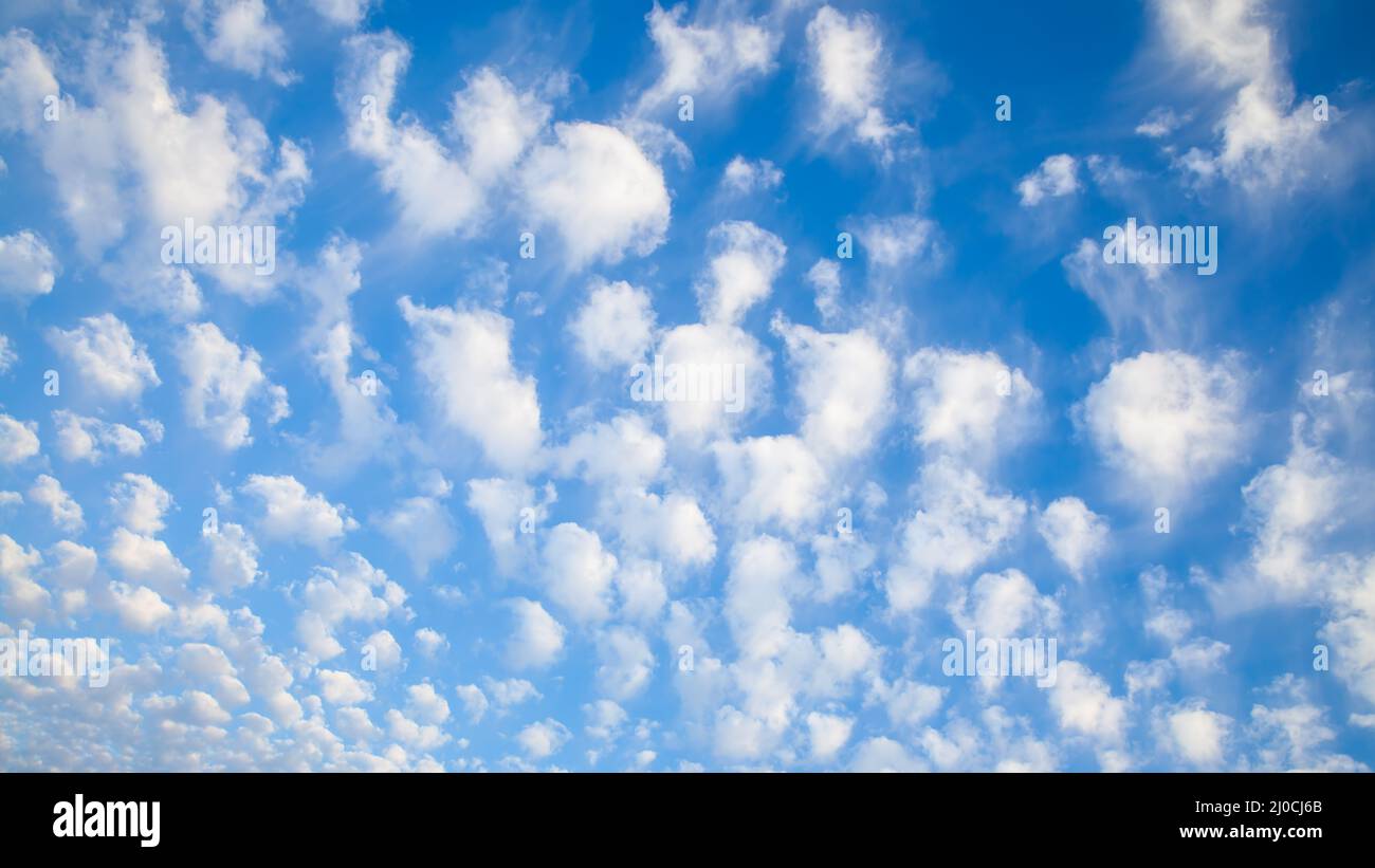 Ciel bleu avec de nombreux petits nuages blancs - arrière-plan avec espace de copie Banque D'Images