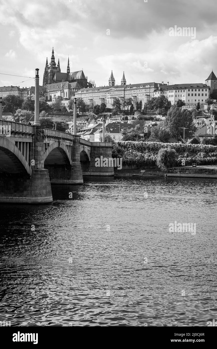 Pont de Manes sur la Vltava à Prague, en Tchéquie. Vue sur la ville en noir et blanc Banque D'Images