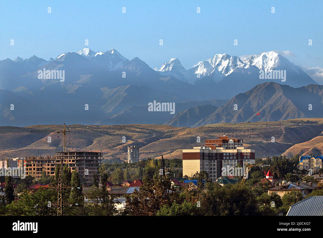 Bichkek et la chaîne d'Alatau kirghize, Kirghizistan Banque D'Images