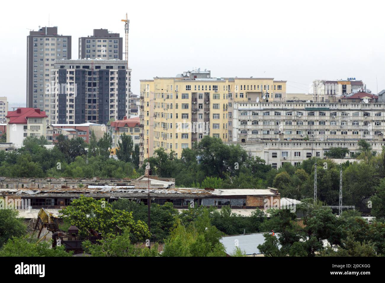 Bâtiments à plusieurs étages et usines inutilisées à Bichkek, au Kirghizistan Banque D'Images