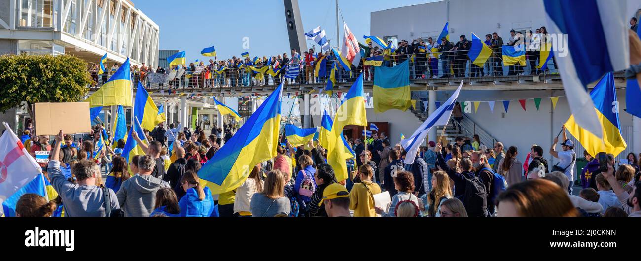 LIMASSOL, CHYPRE - 5 MARS 2022 : manifestation anti-guerre en solidarité avec l'Ukraine contre l'invasion russe Banque D'Images