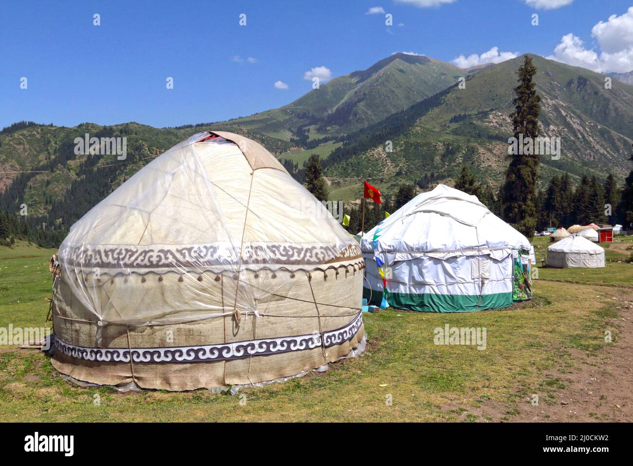 Camp de yurt dans la vallée de Dzhety Oguz près de Karakol, Terskej Alatoo Mountains, Kirghizistan Banque D'Images